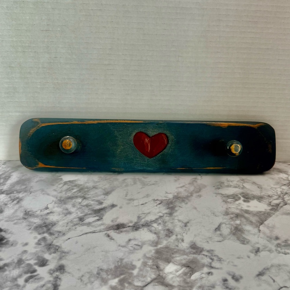 Vtge Primitive Handmade Wood Wall Coat/Hat Rack 2 Pegs & heart design Green/Red